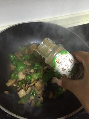 关火，加入孜然粉，即可出锅