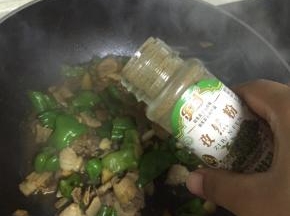 关火，加入孜然粉，即可出锅