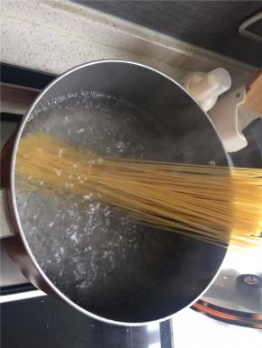清水加一大勺盐煮开，下入意面煮至熟透