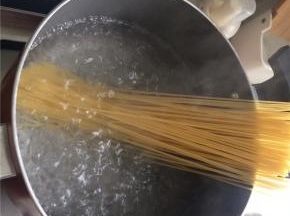 清水加一大勺盐煮开，下入意面煮至熟透