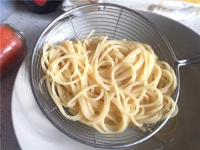 捞出过凉水沥干备用