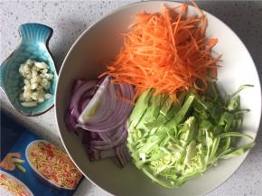 洋葱、卷心菜、胡萝卜切丝，蒜切蒜末备用