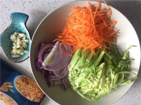 洋葱、卷心菜、胡萝卜切丝，蒜切蒜末备用