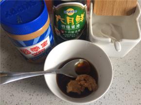 两饭勺花生酱、两饭勺生抽、一小勺盐加两饭勺水混合均匀调成料汁备用