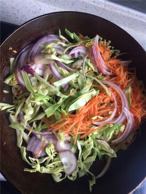 起锅热油爆香蒜末，下入蔬菜炒至熟透