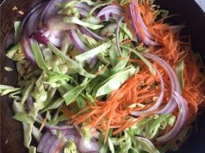 起锅热油爆香蒜末，下入蔬菜炒至熟透