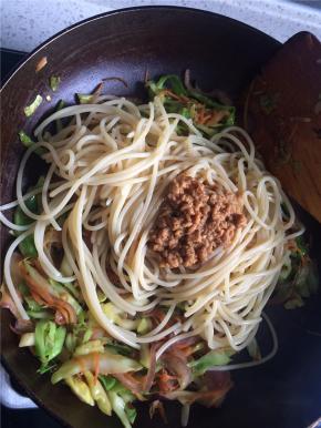 下入意面和调料汁，和蔬菜搅拌均匀