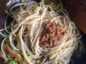下入意面和调料汁，和蔬菜搅拌均匀