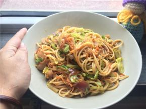 所有的面条都均匀裹上酱汁即可出锅