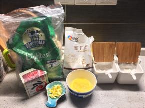 黄油切小粒，鸡蛋打散备用