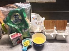 黄油切小粒，鸡蛋打散备用