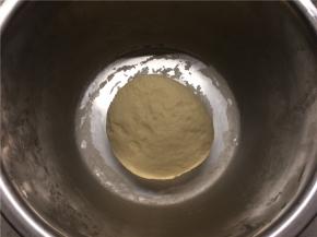 高筋面粉、奶粉、糖、干酵母混合均匀后，加入20g蛋液和温水搅拌成团，揉到面团光滑后加入盐和黄油粒揉到扩展阶段盖上保鲜膜进行第一次发酵。