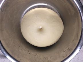 面团发酵至两倍大，手指蘸面粉在中间戳一个洞不回缩即可取出揉搓排气