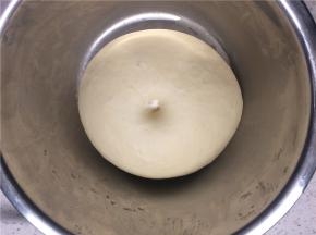 面团发酵至两倍大，手指蘸面粉在中间戳一个洞不回缩即可取出揉搓排气