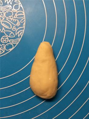 松弛好的面团搓成水滴形状
