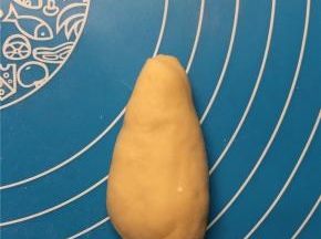 松弛好的面团搓成水滴形状