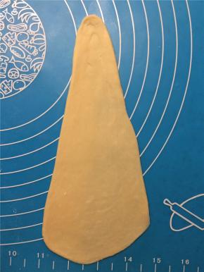 用擀面杖擀成长长的三角形