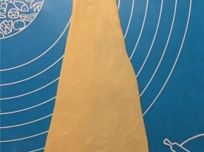用擀面杖擀成长长的三角形