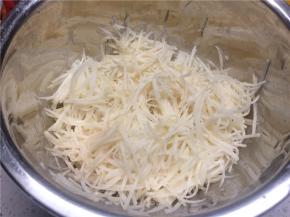 土豆洗净去皮，用擦丝器擦成细丝