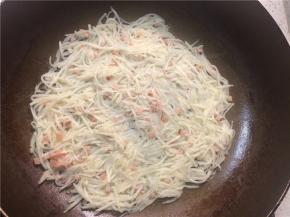 平底锅倒入能铺满锅底的油，油热后舀入一团拌好的土豆丝，用筷子或铲子整理成厚度均匀的圆饼，小火6分钟左右至底面金黄