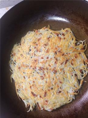 翻面继续小火3分钟至另一面金黄即可出锅。