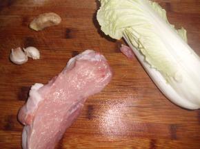 瘦肉，白菜，姜蒜，备用