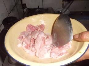 加入淀粉和料酒，还有胡椒粉搅拌成稀泥巴的样子，淀粉多放 点