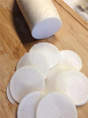 一斤左右的白萝卜洗净，不要去皮，切成薄片