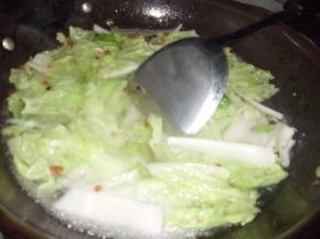 白菜洗净，姜切片，烧热锅后注水，加入姜片和蒜一起煮至开。