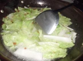 白菜洗净，姜切片，烧热锅后注水，加入姜片和蒜一起煮至开。