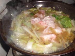 用筷子把肉片一个一个夹下锅里，用铲子多滑动一下，不然会粘锅。