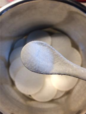 拿一个大碗，铺一层白萝卜片，撒一层盐，再铺一层萝卜撒一层盐，直到所有萝卜都铺完，盖盖静置15分钟。