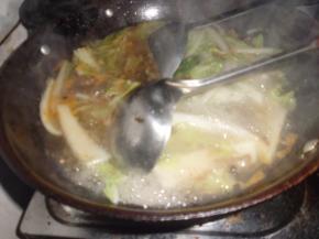 全部下完了用锅铲一直滑动。不要粘锅，大火煮5分钟。