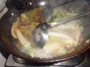 全部下完了用锅铲一直滑动。不要粘锅，大火煮5分钟。