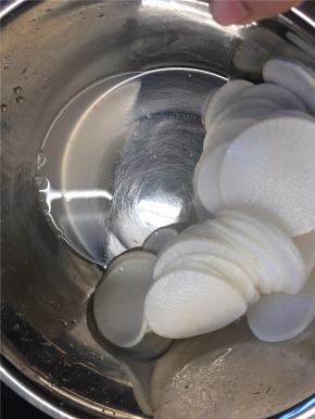 15分钟后将腌制出来的水倒掉