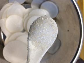 加入一大勺白砂糖，用手抓匀，再腌制15分钟