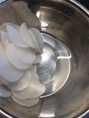 15分钟后倒入腌出来的水，重复以上步骤，再次加入白砂糖腌制15分钟