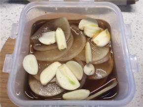 加入60ml生抽、20ml白醋、20g白糖，加适量凉开水至淹没所有萝卜片，喜欢的话还可加入蒜片，拌匀后加盖密封