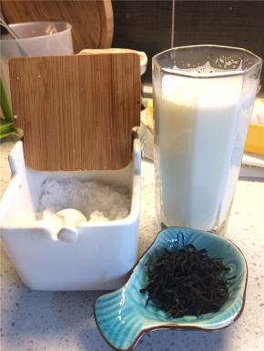 准备材料，牛奶250ml，如果没有纯牛奶就用奶粉冲调好，白糖10g、茶叶3g提前称量好