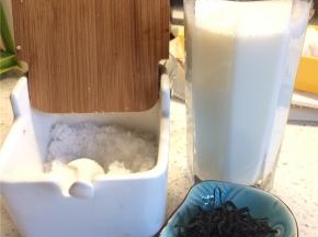 准备材料，牛奶250ml，如果没有纯牛奶就用奶粉冲调好，白糖10g、茶叶3g提前称量好