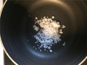 不粘锅烧热后转小火倒入白糖