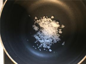 不粘锅烧热后转小火倒入白糖