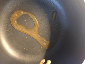 待白糖融化呈棕色时，倒入牛奶和茶叶