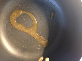 待白糖融化呈棕色时，倒入牛奶和茶叶