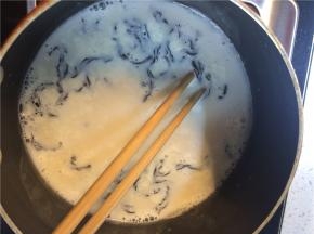 这时焦糖会结块，开大中火煮沸后转小火慢煮，煮到牛奶和茶叶香都飘出来即可关火