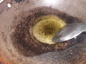 绿豆芽淘洗干净，葱、蒜和胡辣壳切碎，备用，入油锅