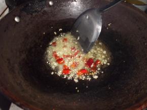 放入胡辣壳和蒜