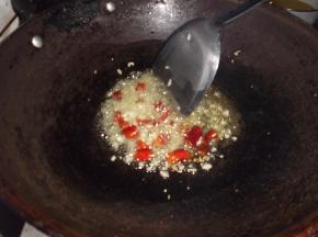 放入胡辣壳和蒜