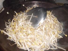 倒入豆芽炒，