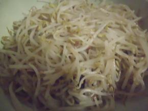 放盐和葱，翻炒均匀，关火起锅